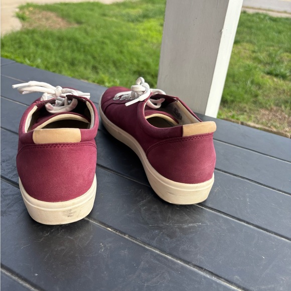 Ecco Burgundy Sneakers with Cream Laces - Picture 5 of 6